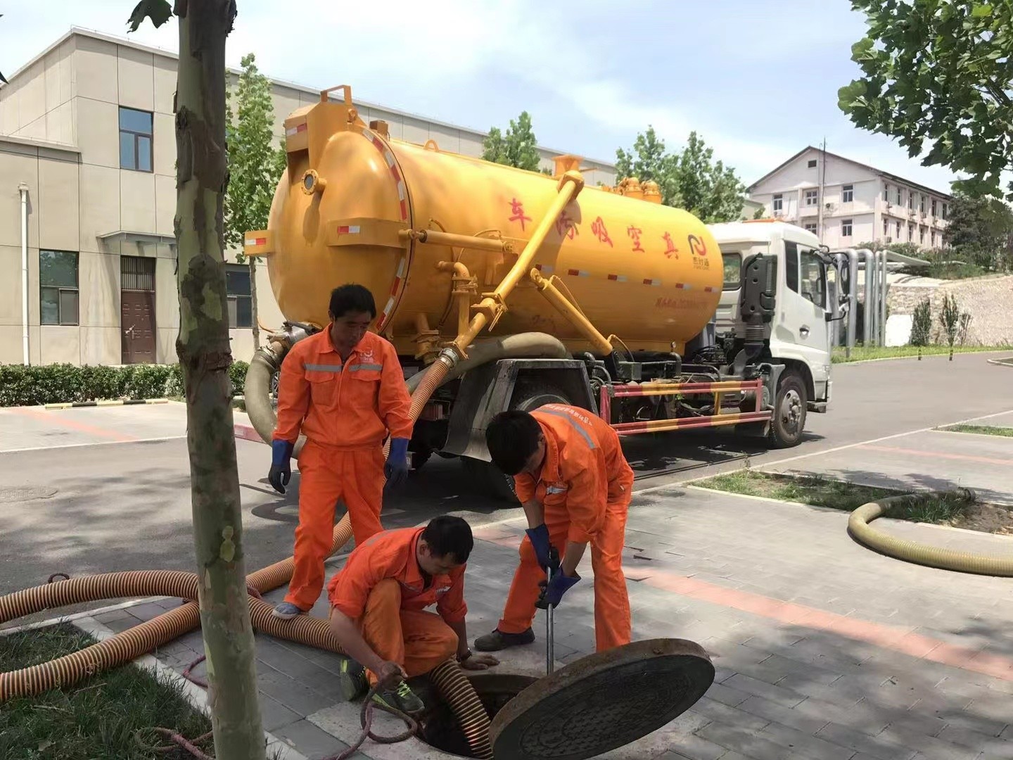 金川管道疏通车停在窨井附近