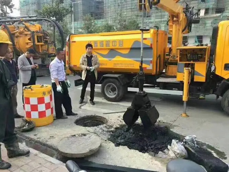 金川街道：网格员化身“清道夫”，为民解忧疏通“堵心”化粪池