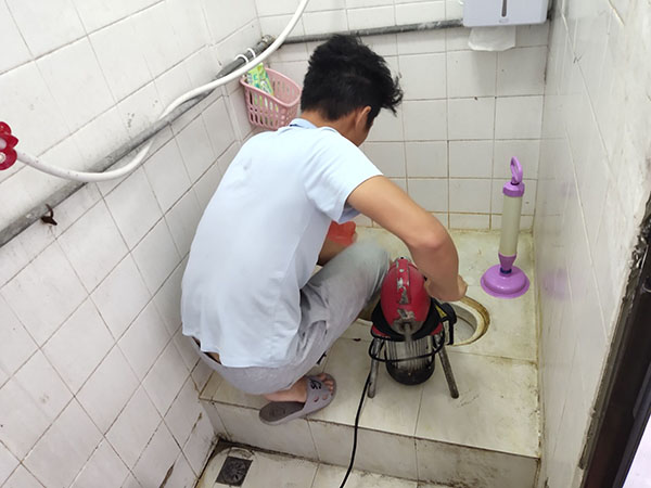 金川肥皂掉到马桶里把马桶堵住了怎么办？马桶堵住了怎么办