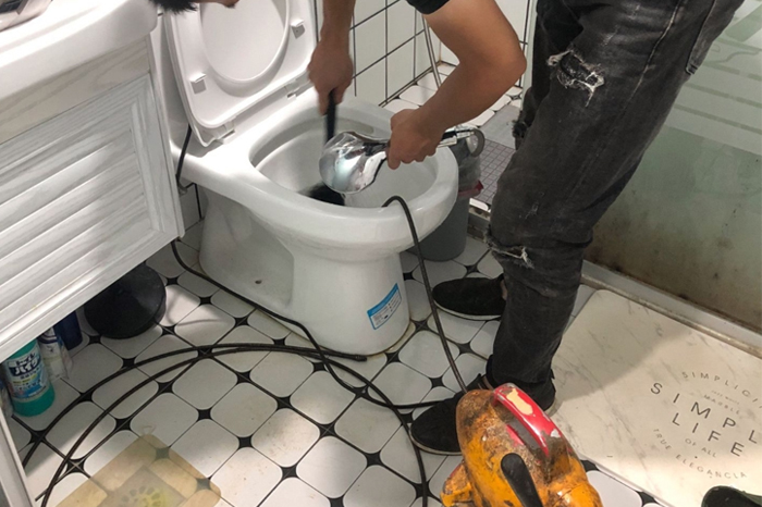 金川马桶堵塞自己疏通还是找师傅？专业上门服务让你省时更省心